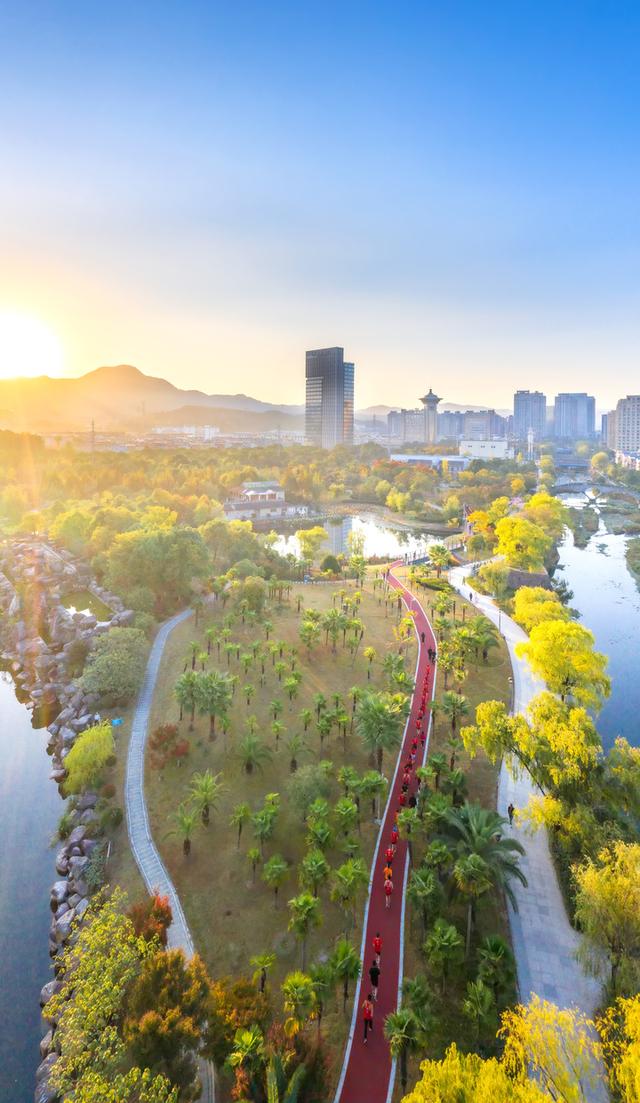 宁海市民在柔石公园健身步道上锻炼.(顾光辉 摄)