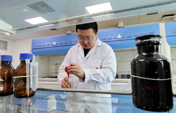 北京化工大学秦皇岛环渤海生物产业研究院的技术人员开展食品安全检测实验。
