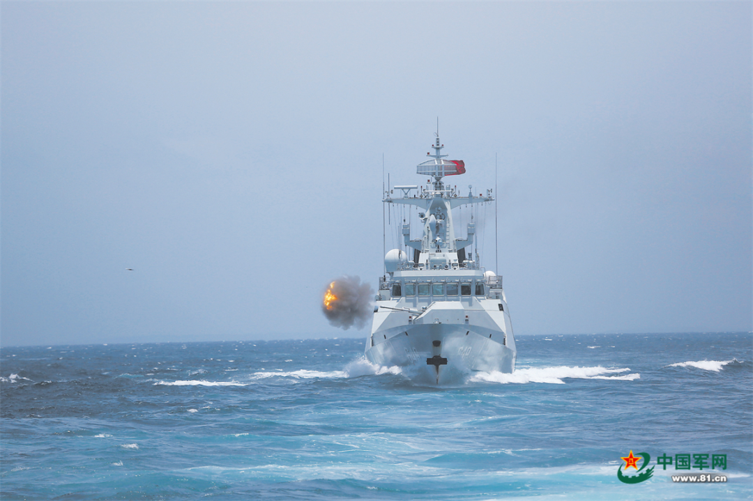 广元舰组织射击训练.主炮对海射击.张彬 摄