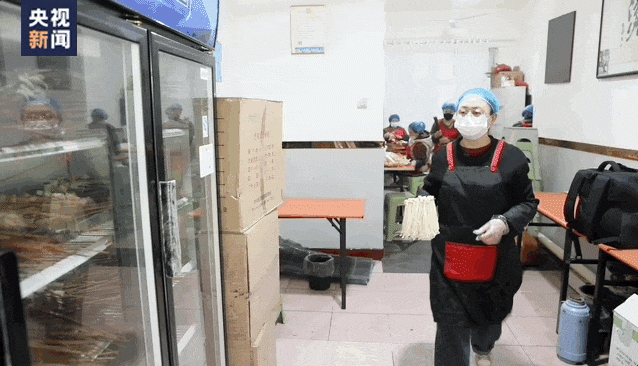 △哈海英在店里忙碌。