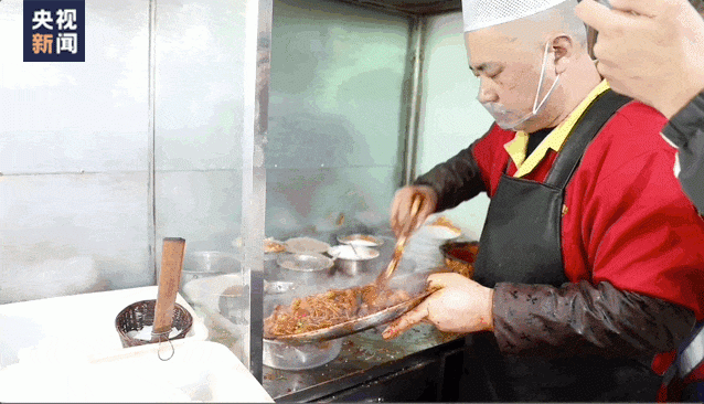 △哈海英的爱人杨大伟正在制作麻辣烫