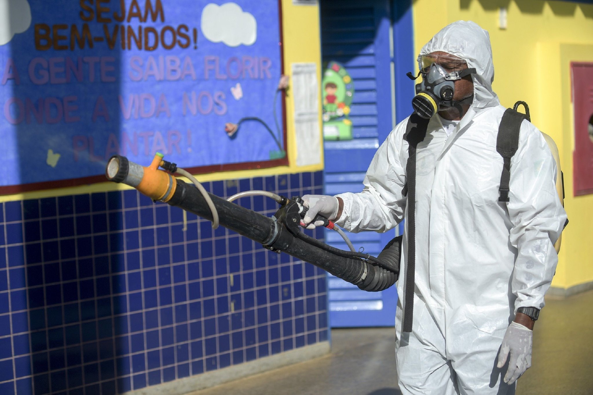 3月9日,在巴西首都巴西利亚一所学校内,公共卫生人员喷洒灭蚊剂.