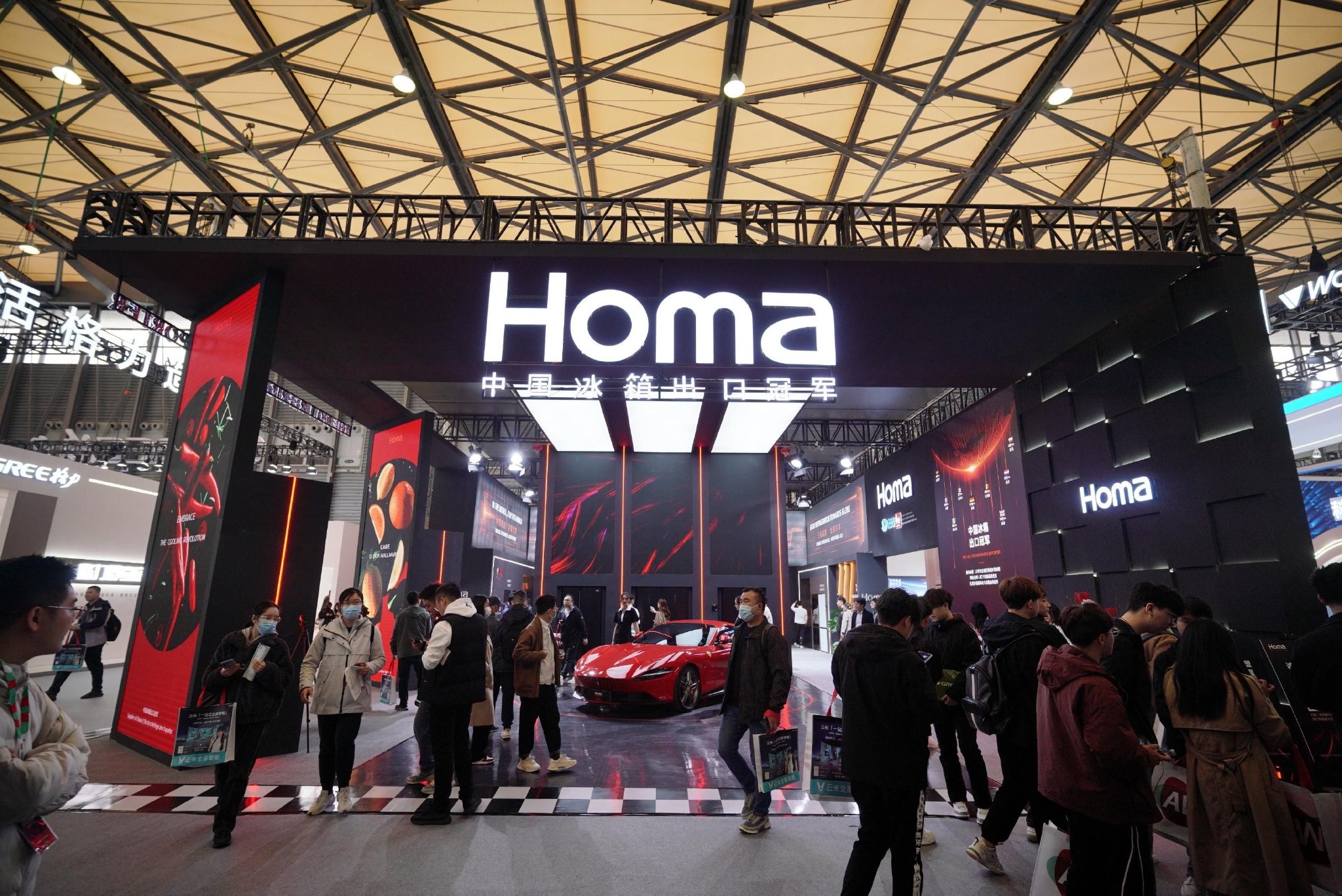 awe2024上奥马冰箱独特的跑车元素展台.资料图片
