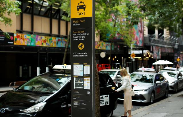 3月18日，乘客在澳大利亚悉尼的一处出租车停车区域上车。新华社记者 马平 摄