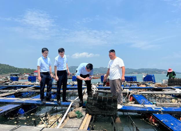 工商银行宁德蕉城支行客户经理(左一,左二,左三)前往三都镇寒垅海域