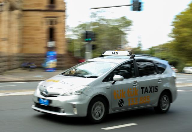 3月18日，一辆出租车行驶在澳大利亚悉尼街头。新华社记者 马平 摄