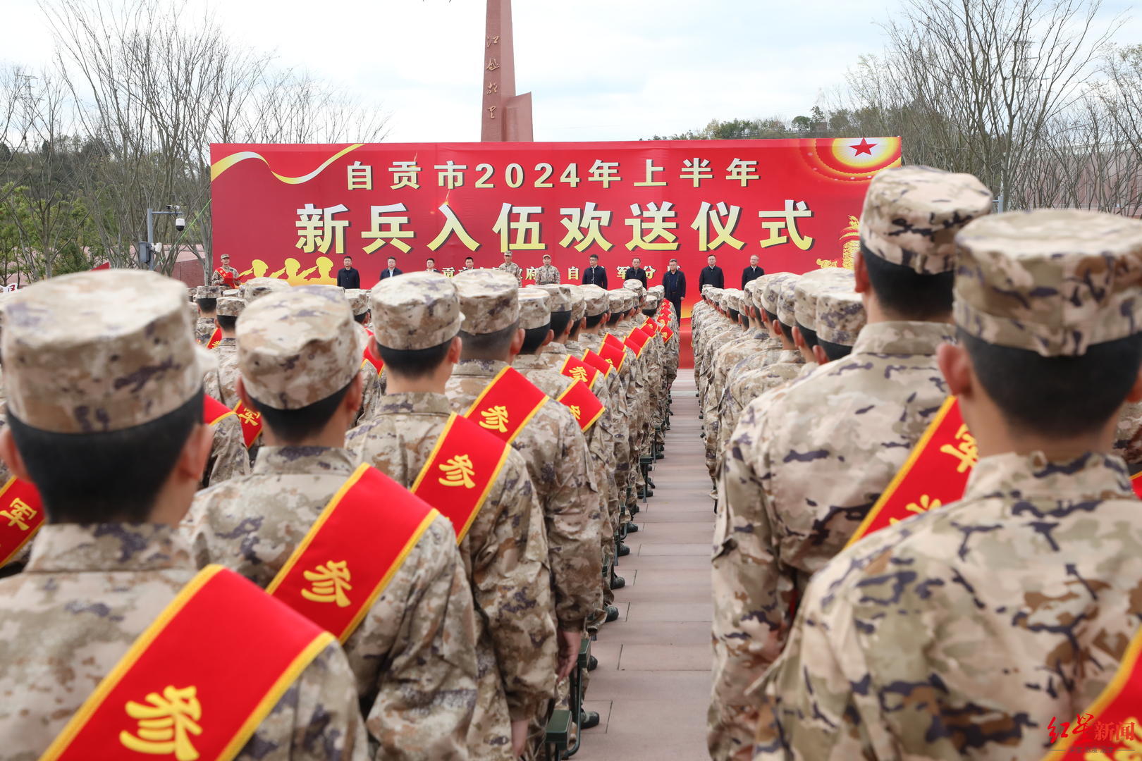新兵入伍欢送仪式现场欢送仪式结束后,全体新兵和现场大学生,中学生