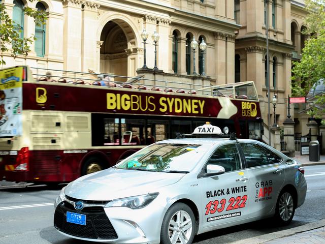 3月18日，一辆出租车行驶在澳大利亚悉尼街头。新华社记者 马平 摄