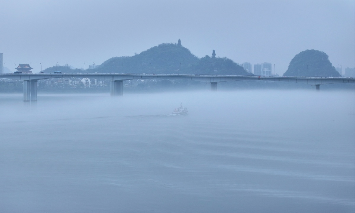 柳江河面再现平流雾