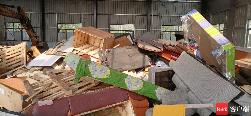 长流废弃家具处理场内堆放的大件家具。记者 王康景 摄
