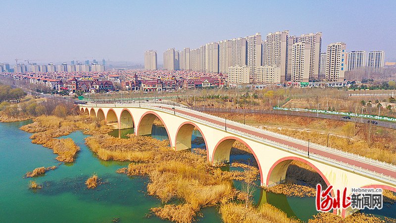3月14日,俯瞰邢台市七里河玉带桥河段及周边景观.