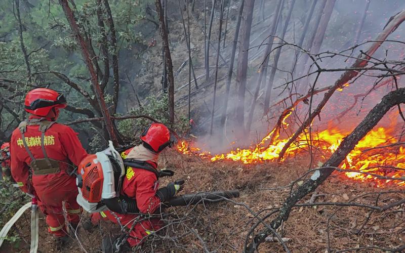 3月17日,四川森林消防总队消防员抵达雅江森林火灾现场,展开扑. .