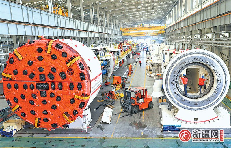 铁建重工新疆有限公司盾构机装备车间已下线的盾构机。（图片为本网资料图片）