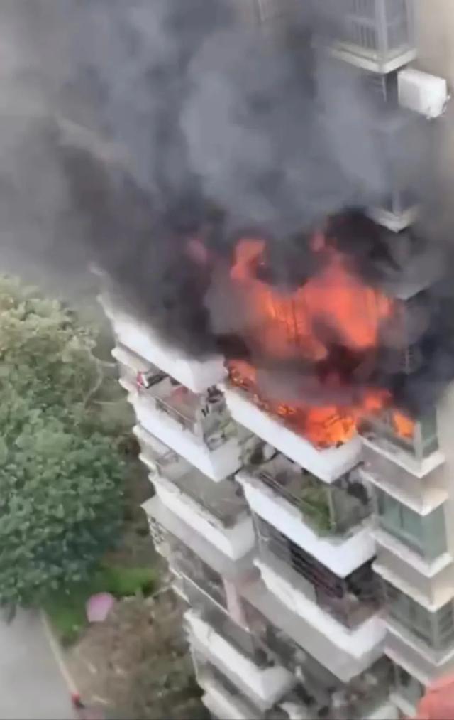 厦门岛外一居民楼突发大火 没有造成人员伤亡