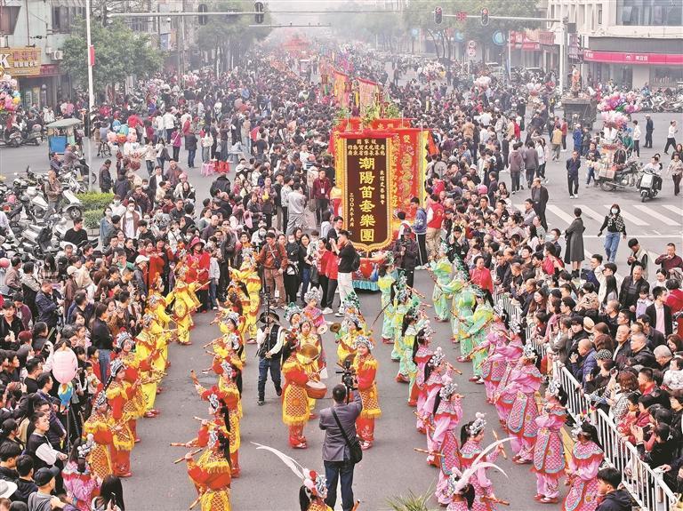 汕头"潮阳双忠文化节"盛大举行 巡游队伍绵延8公里