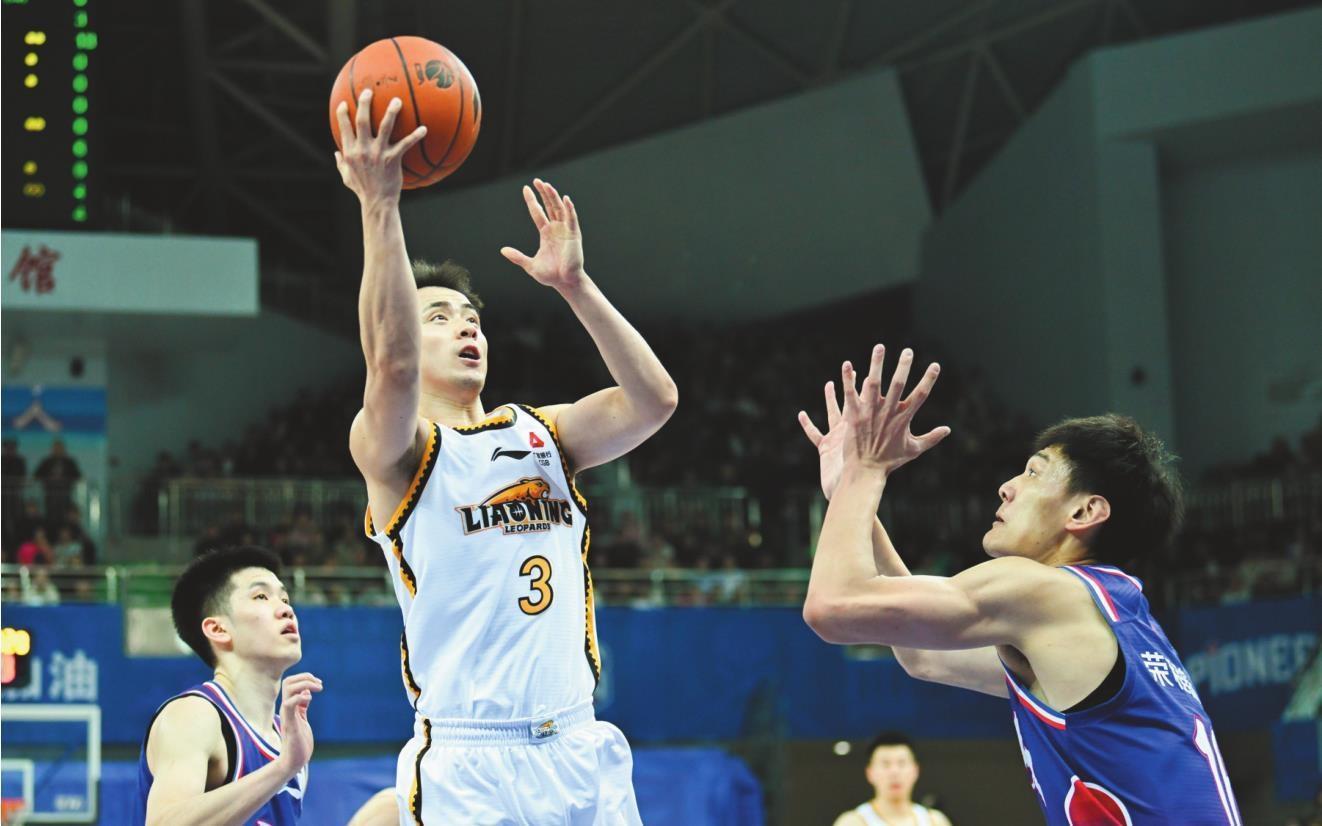 3月17日,辽宁男篮球员赵继伟(中)在比赛中上篮. 本版照片由新华社提供