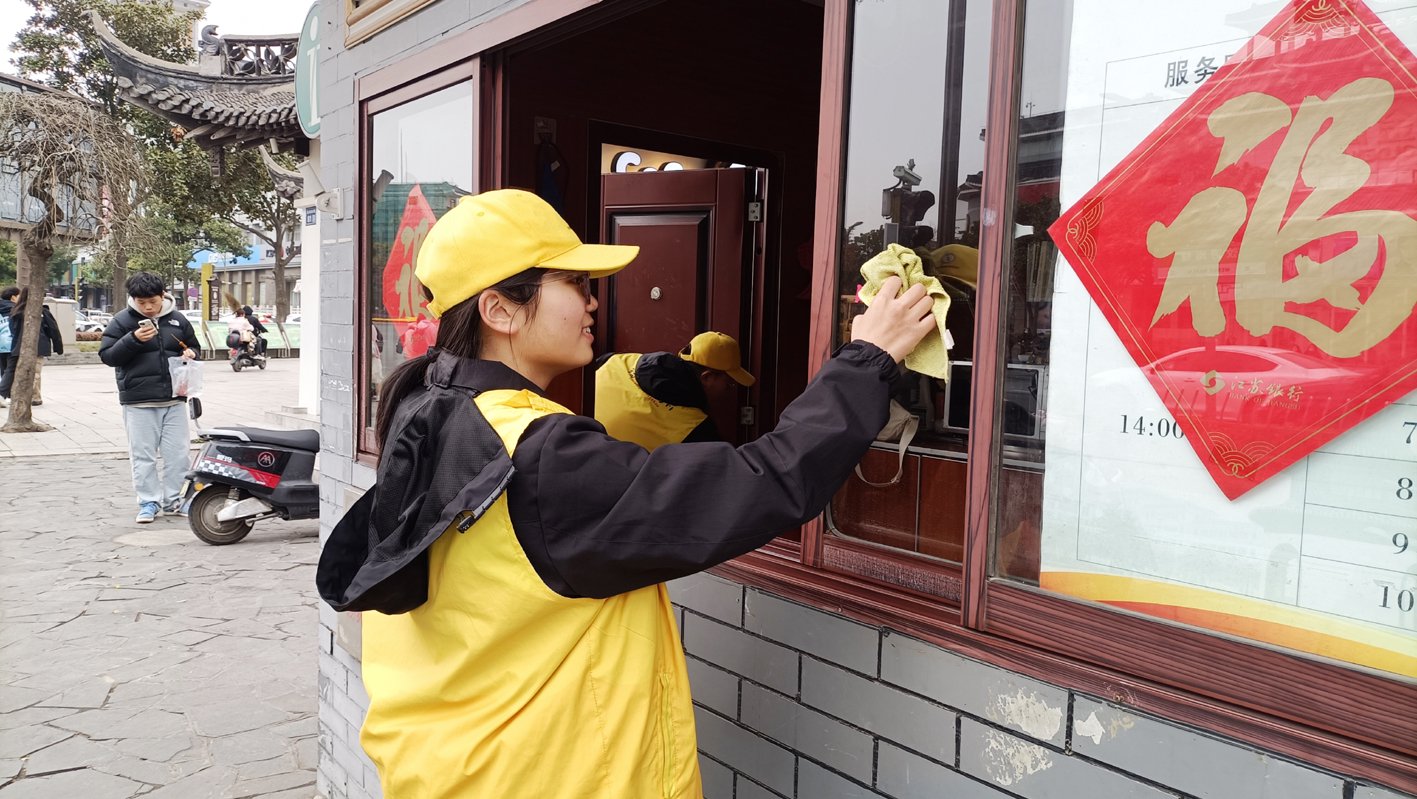 志愿者在打扫卫生.