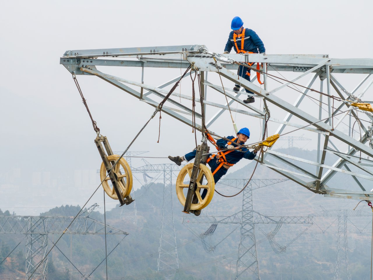 图为华东送变电公司施工人员正在开展特高压工程线路作业.