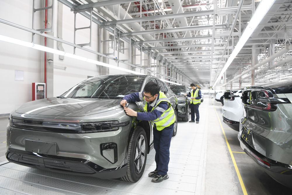 2024年3月14日,工作人员在长安汽车重庆渝北新工厂总装车间进行盏车