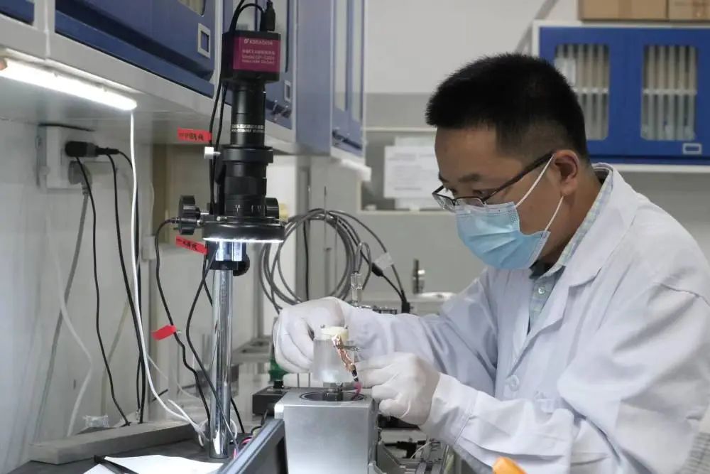 华北电力大学教授陈林在安装薄液膜沸腾实验样品。（受访者供图）