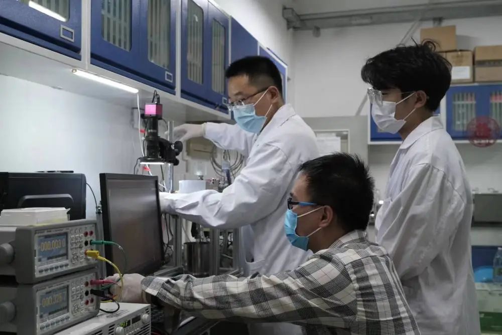 华北电力大学科研团队在调试薄液膜沸腾实验系统。（受访者供图）