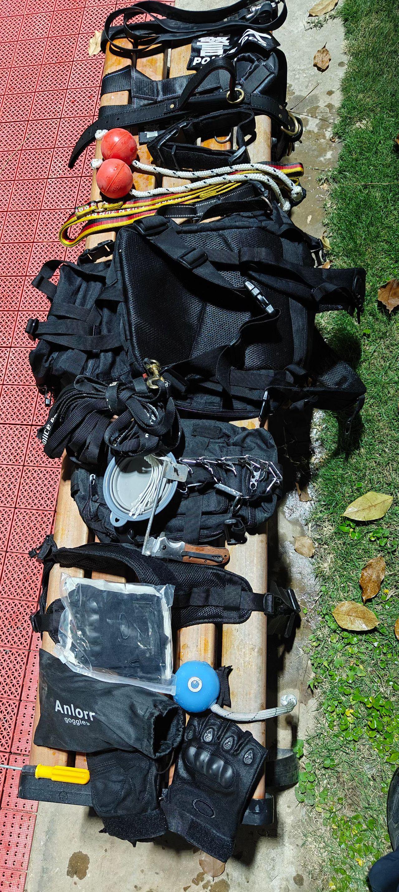 迎春伸手一摸,果然在水箱员咛统8块黑色胶布裹起的块状物,打开后,是