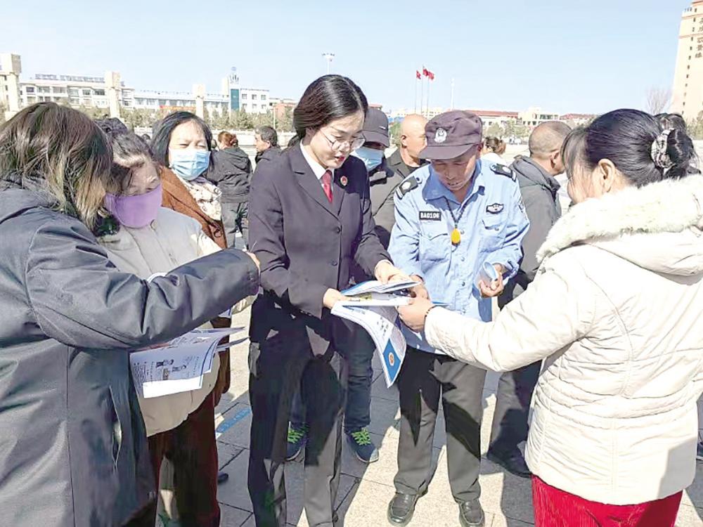 沽源县人民检察院干警来到辖区广场,超市开展法律宣传活动_新浪财经
