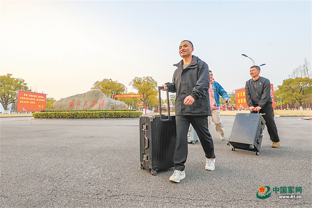 探亲回到家中的王参谋已经和未婚妻完成登记手续,携手走向新生活.