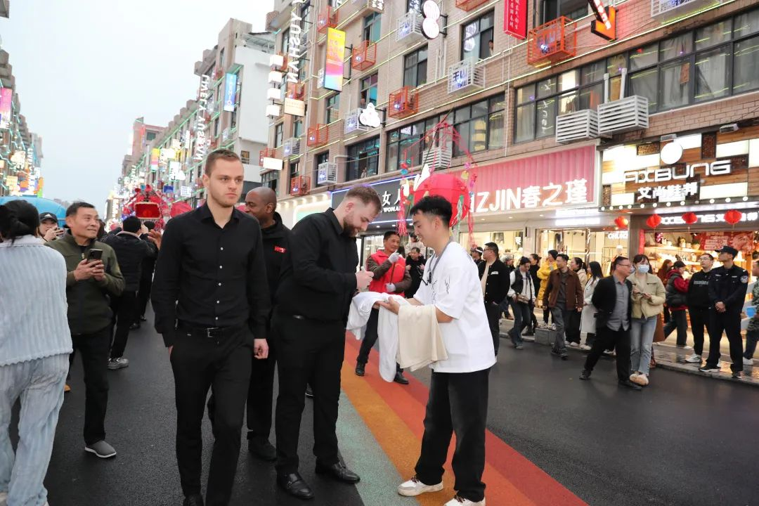 开幕式结束后,部分参赛选手来到玉山县将军庙商圈步行街参观游玩.
