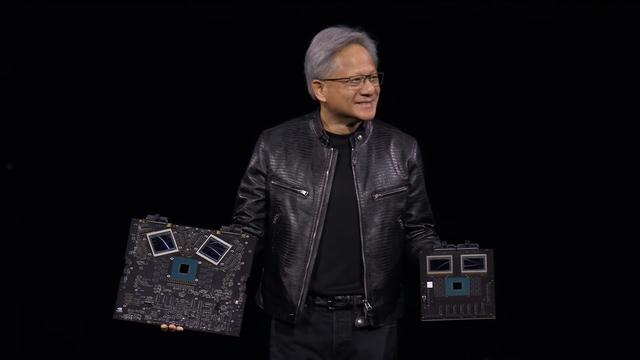 黄仁勋展示GB200加速卡开发板（左侧），称其“可能价值100亿美元”。来源：英伟达直播截图