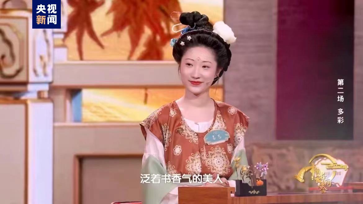 节目现场,姜艺特别为三位老师量身定制了一套礼物:送给龙洋老师的荷花