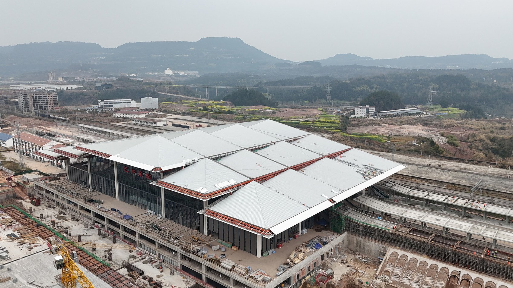 建设中的巴中东站.汉巴南铁路公司供图