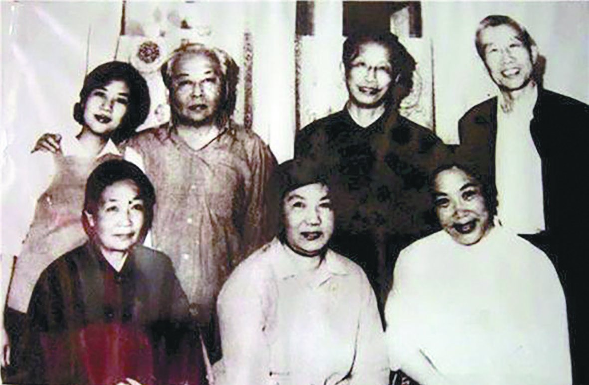 1980年，王永梭（后排右一）和吴祖光、新凤霞、常香玉等合影。