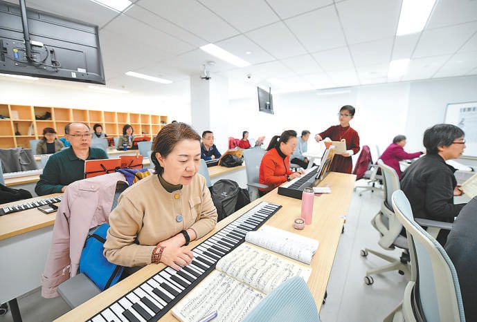 昨天,国家老年大学学生在"折叠钢琴"课堂上学习.