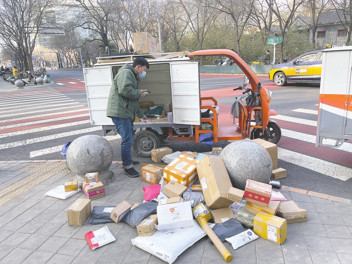 邰师傅一边打电话一边找快递 每经记者 赵雯琪 摄