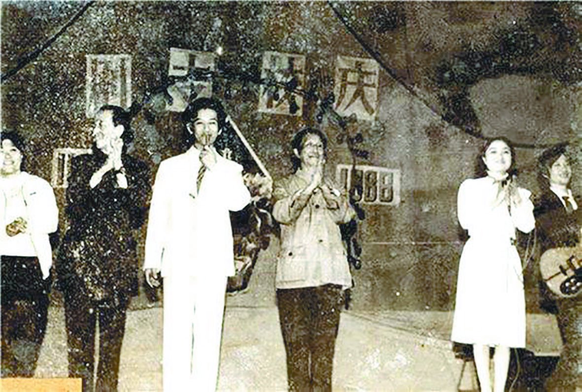 王永梭（右一）在江安欢迎校友晚会上