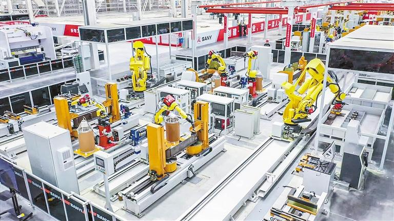 三月十五日,在三一智能制造产业园车间内,装配机器人在作业.