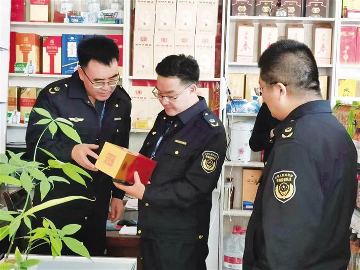 永昌县市场监管局执法人员检查产品外包装的标签标识。（资料图）