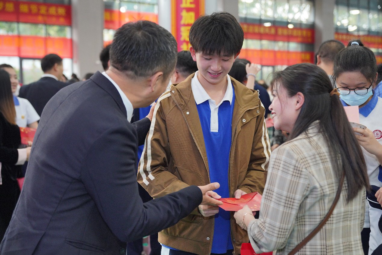 格致中学举行首届高三年级成人礼暨高考誓师大会|高三_新浪财经_新浪