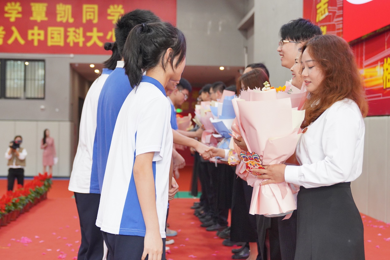 格致中学举行首届高三年级成人礼暨高考誓师大会|高三_新浪财经_新浪