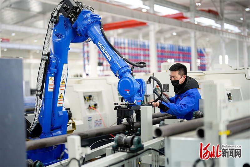 3月12日,金石钻探(唐山)科技有限公司工程师正在调试钻杆机器人自动化