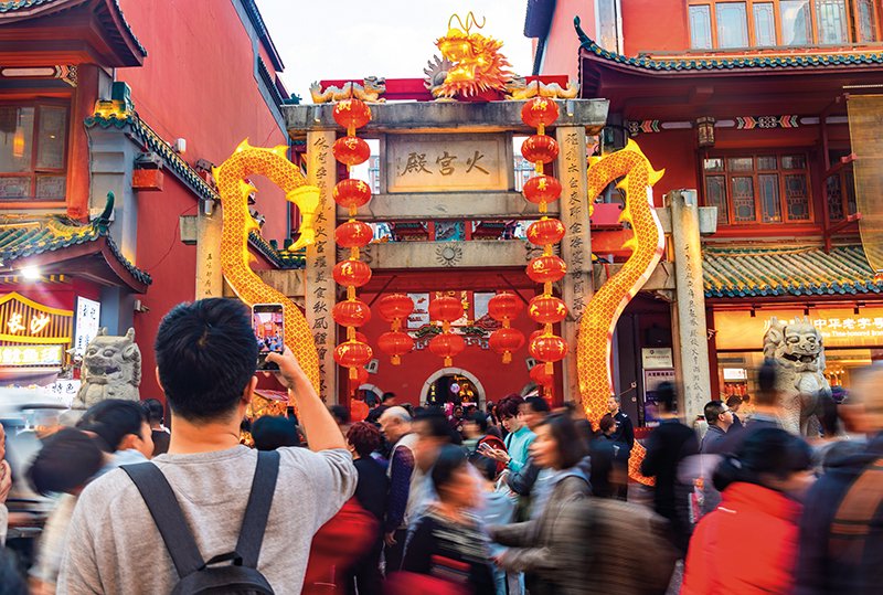 长沙五一商圈的"中华老字号"火宫殿客流如织(2023 年 2 月摄) 石亮摄