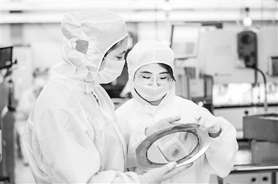 图为无锡高新区未来产业基地的科研人员正在研发新产品. 受访者供图