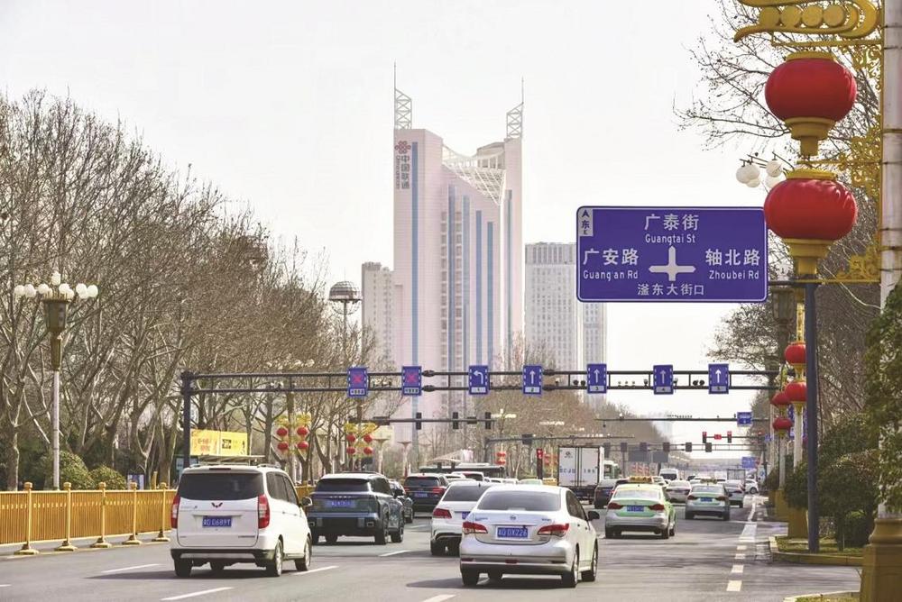 在高速北口邯临路上,大型led路牌清晰指示路况.