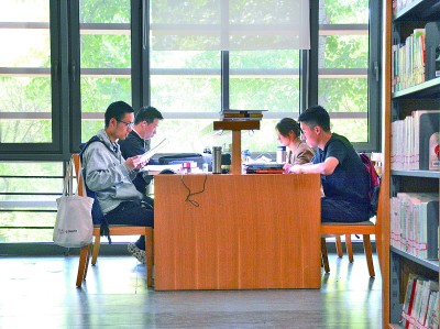 新华社发夕阳渐沉,苍林夹道,缕缕余晖洒在青瓦红砖间,静卧于岳麓山