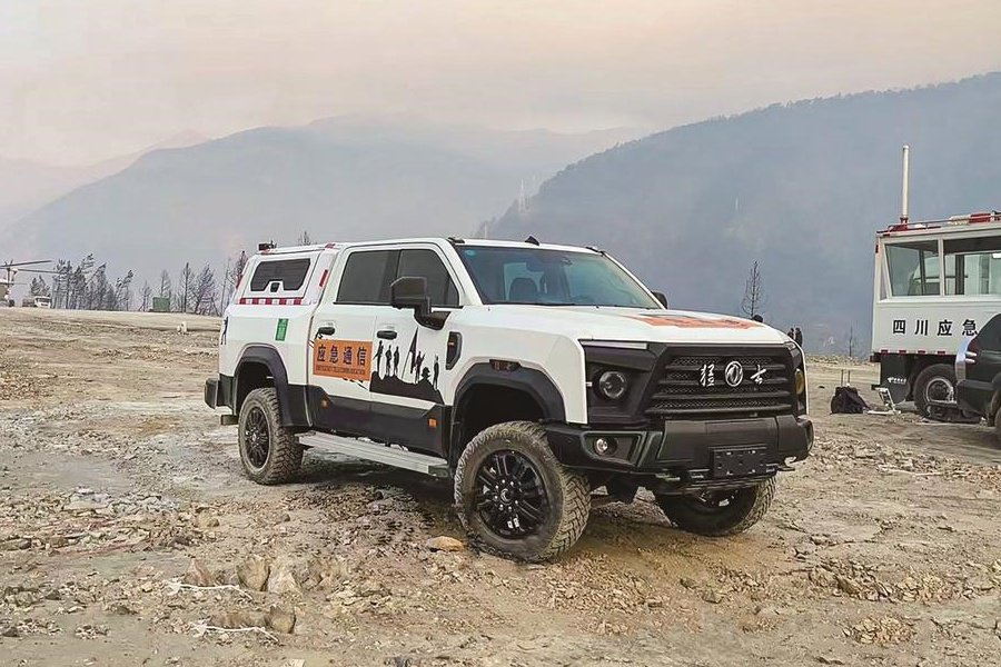 救援单位取得联系,主动提供高机动性,高越野性,高可靠性的东风猛士民