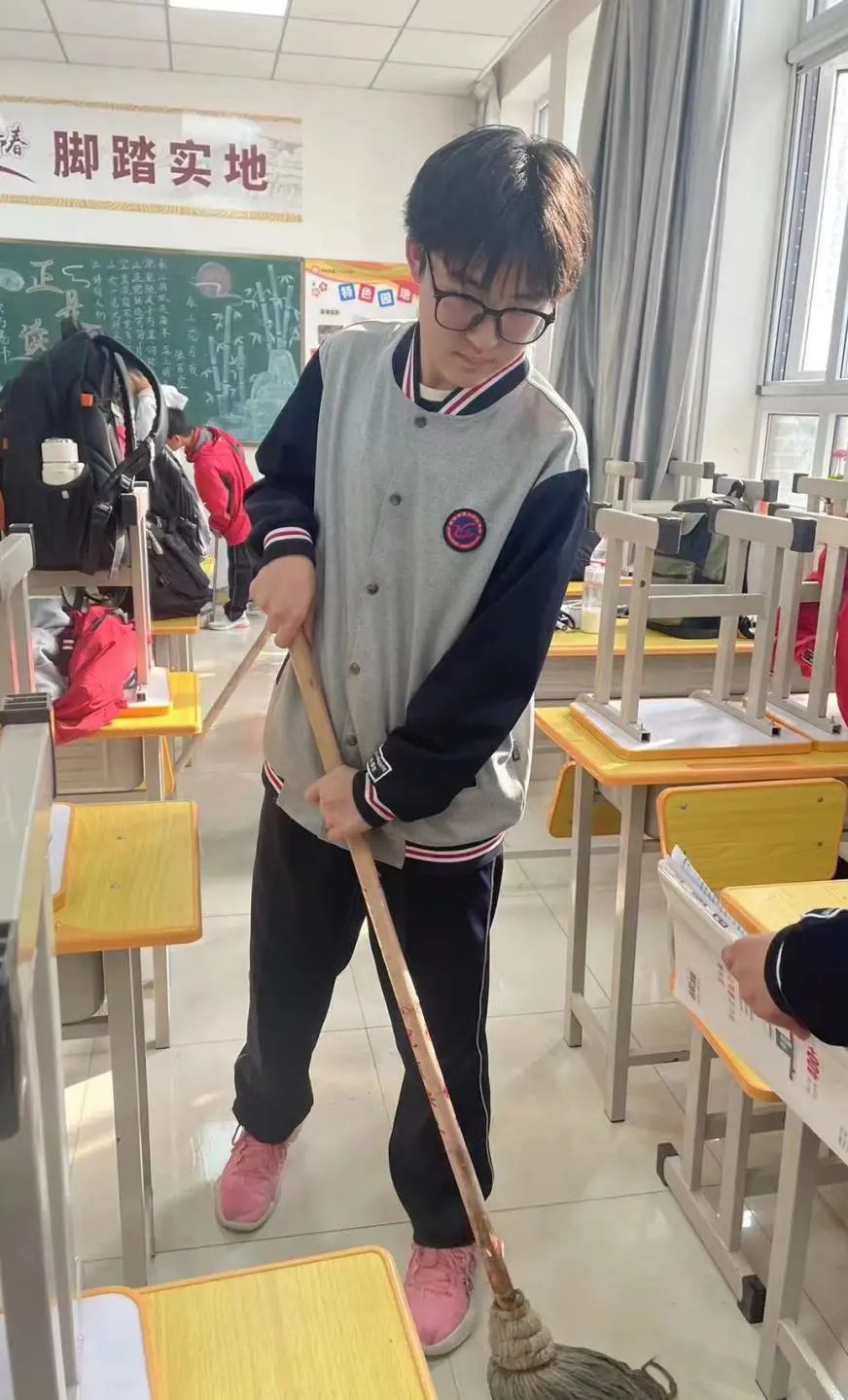 劳动传递爱 美育润心灵