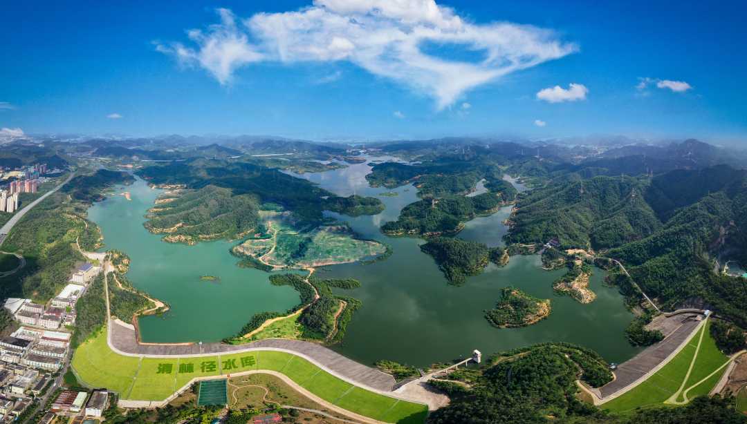 图为远眺龙岗区清林径水库.何兆平摄