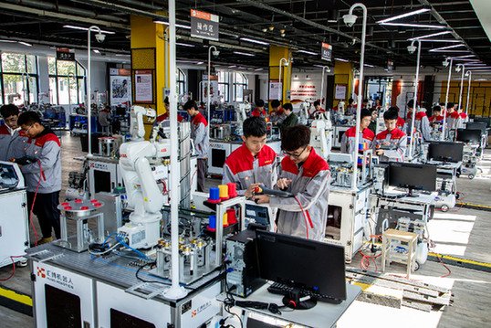 学生在机器人产业学院学习.