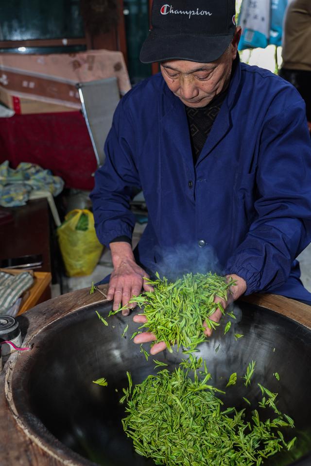 3月20日,梅家坞村的茶农在手工炒制首批西湖龙井"明前茶".